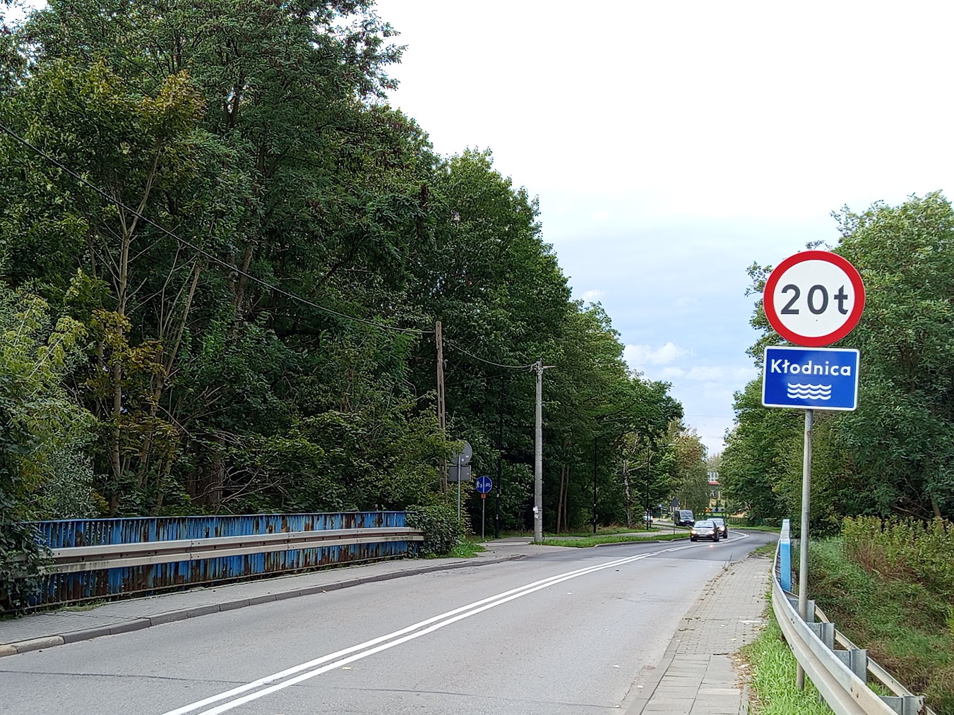 widok na asfaltową nawierzcnię mostu, po prawej znak z napisem Kodnica i nośnością obiektu (20 ton)