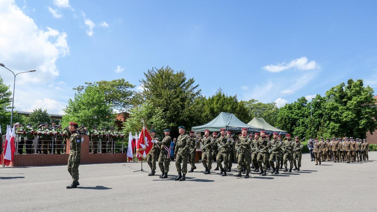 Sztandar dla 4 Wojskowego Oddziału Gospodarczego. Chwilowe utrudnienia w ruchu