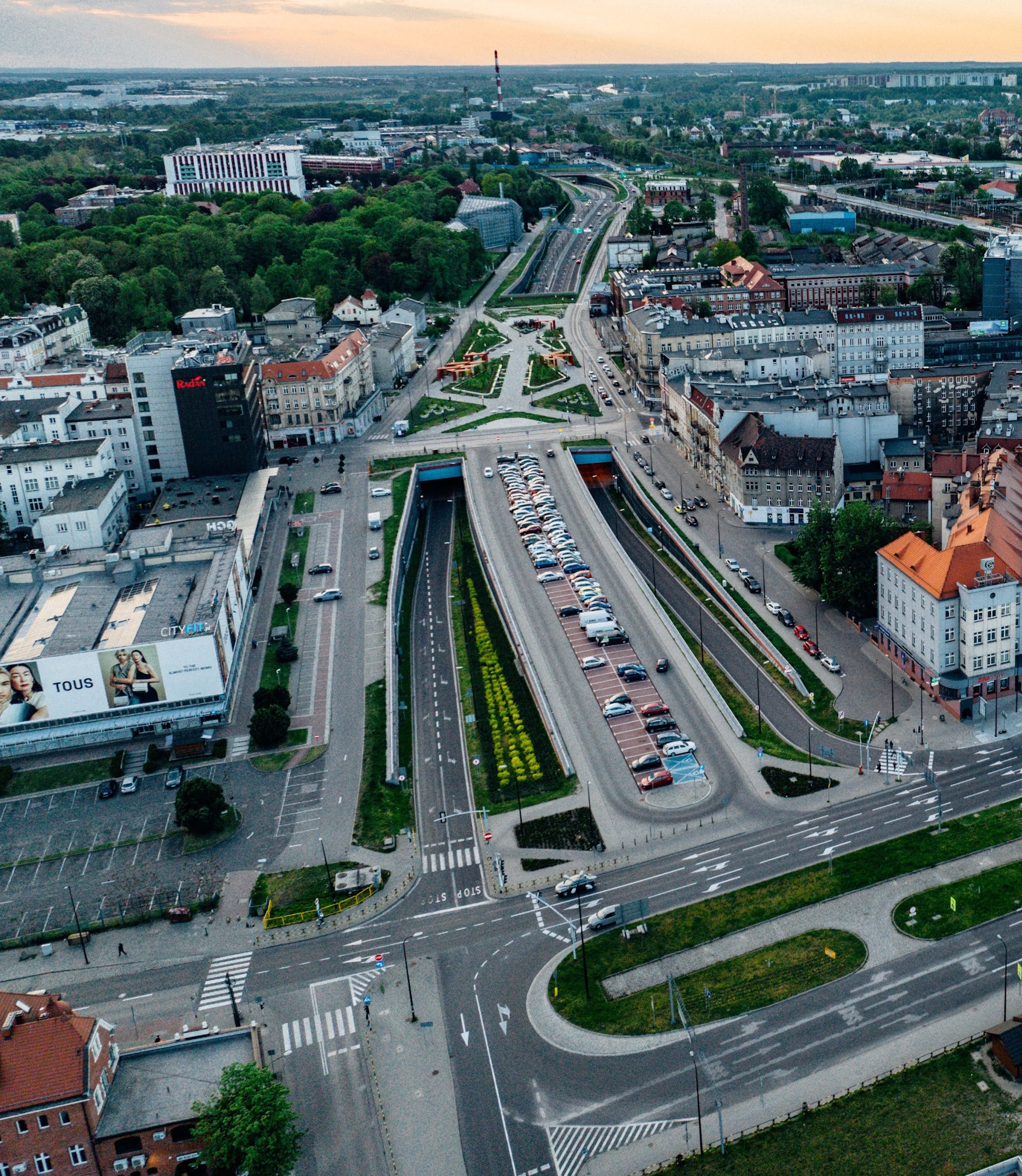 Z parkingu nad DTŚ będzie można wyjechać także na ul. Dworcową. Ruszyła budowa wyjazdu