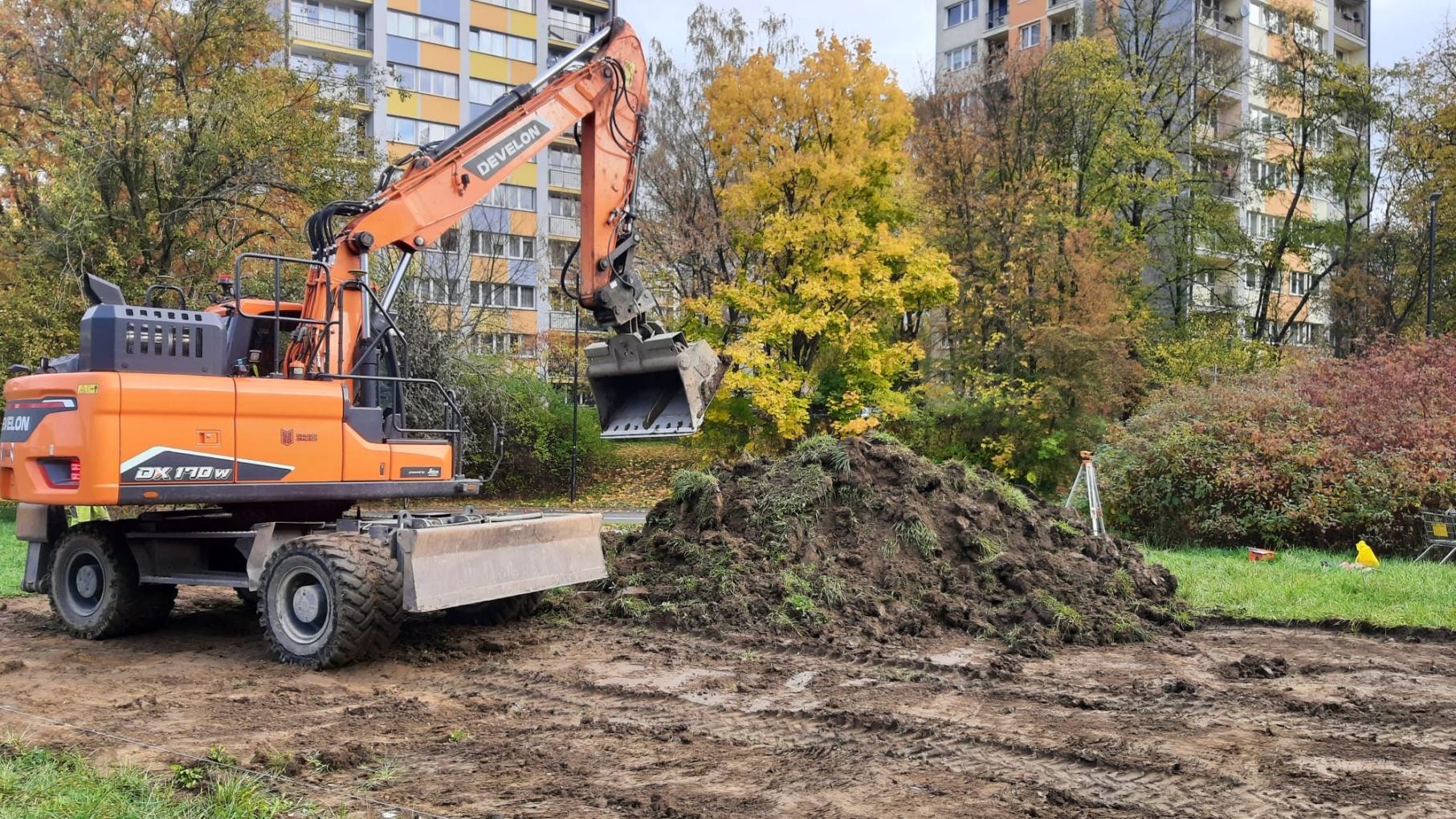 koparka pracuje przy kopaniu ziemi