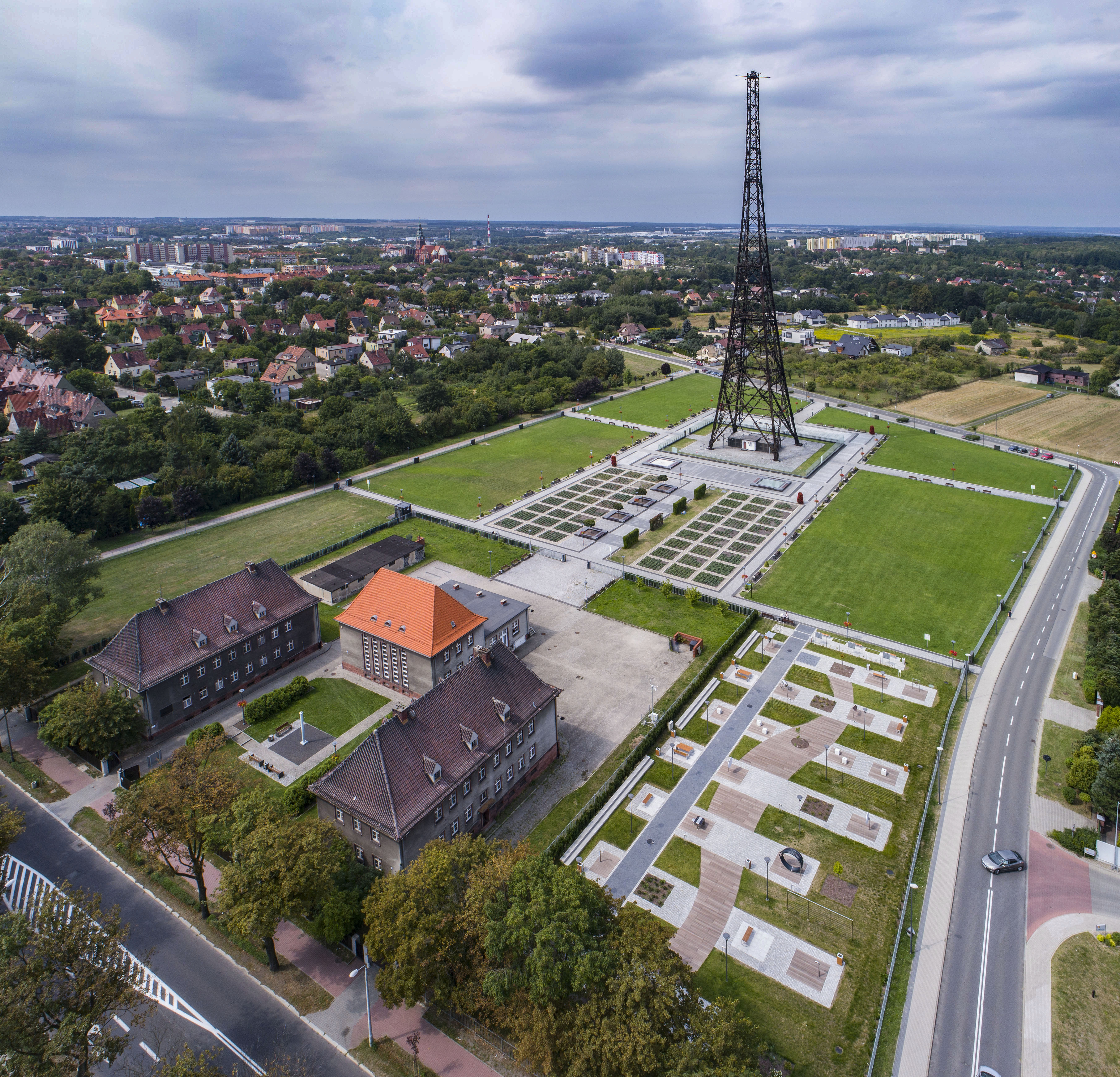 150 drzew i 1300 krzewów przy Radiostacji