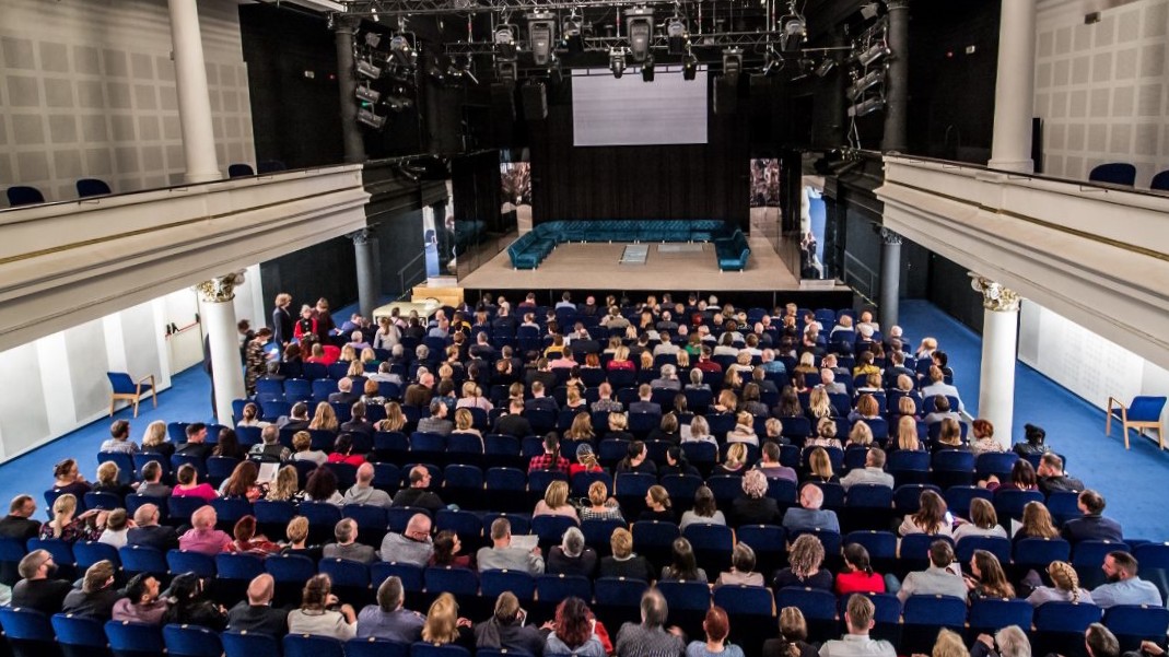 Widownia teatru pełna ludzi