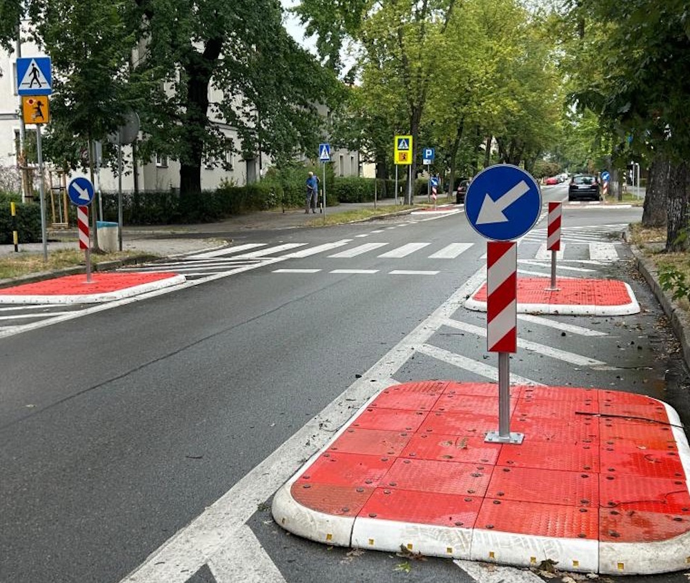 czerwone ograniczniki na ul. Okrzei