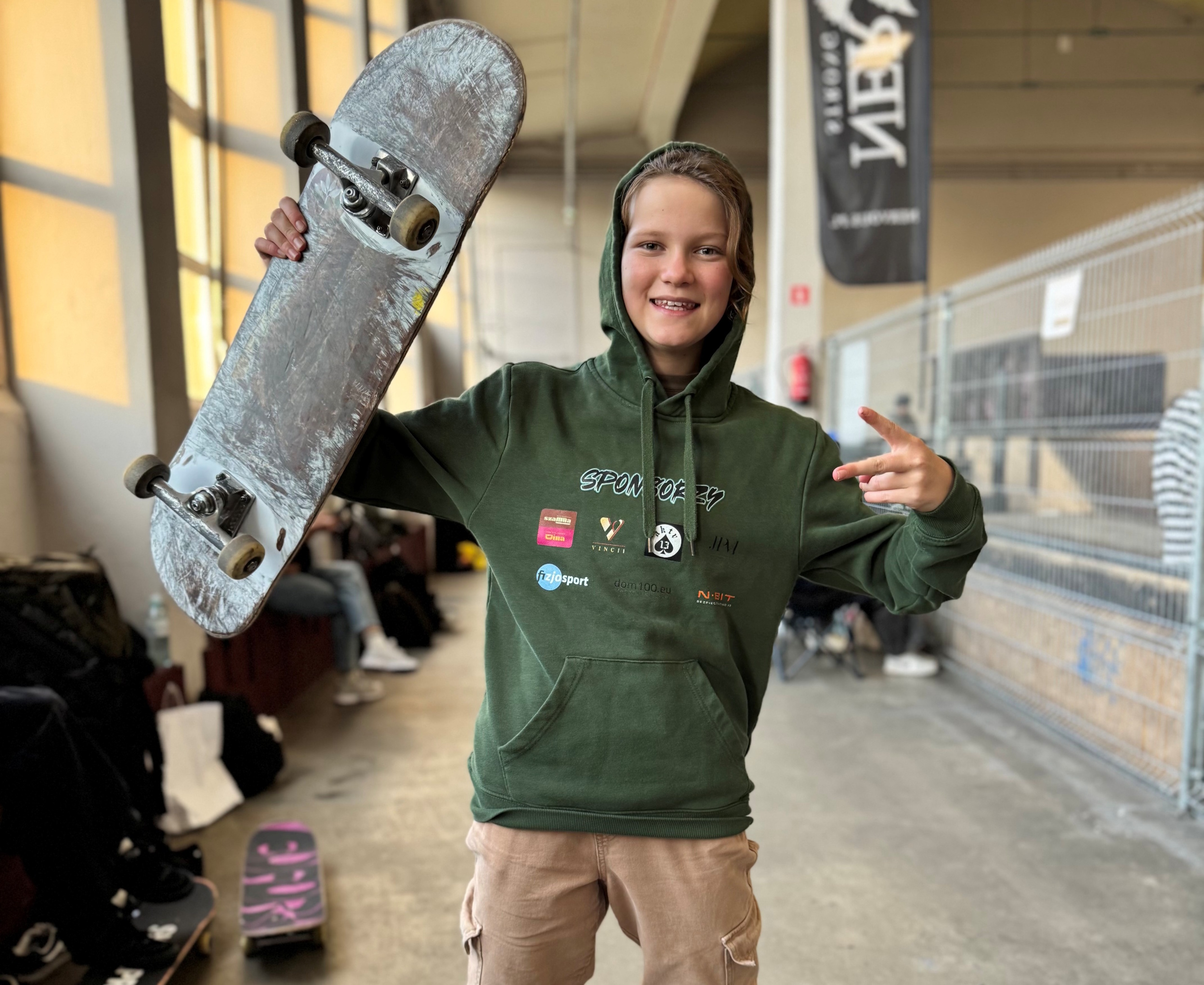 Zuzia pozująca z deskorolką