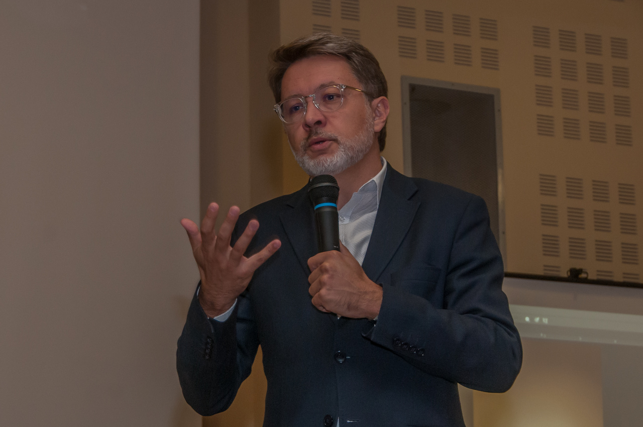męzcyzzna z mikrofonem