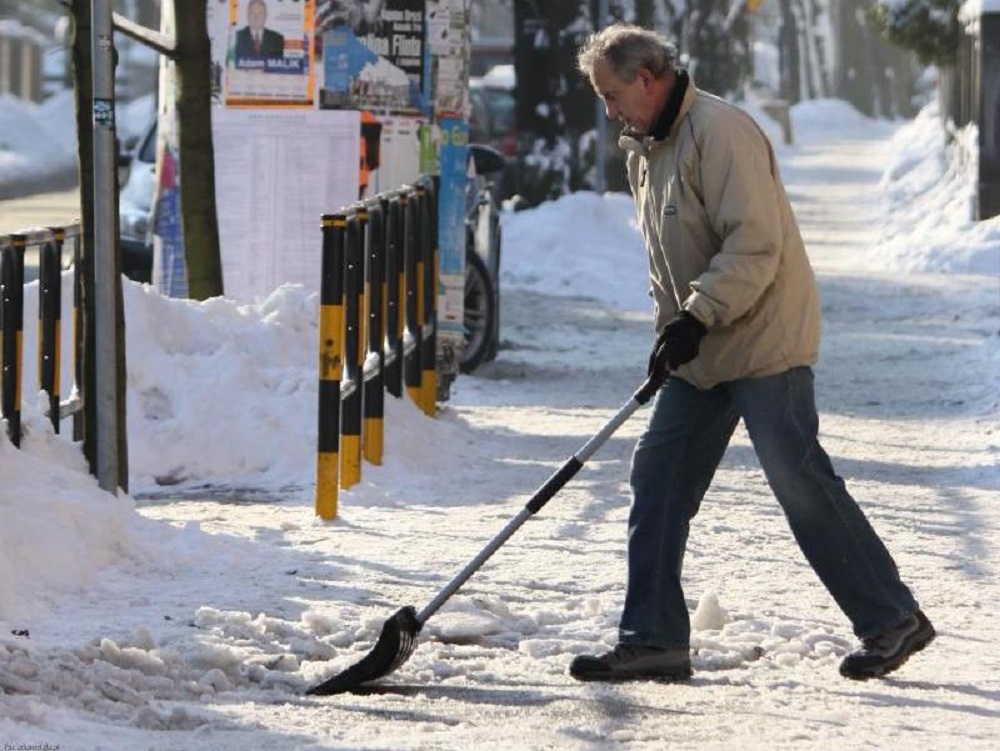 Kto odśnieża chodniki?