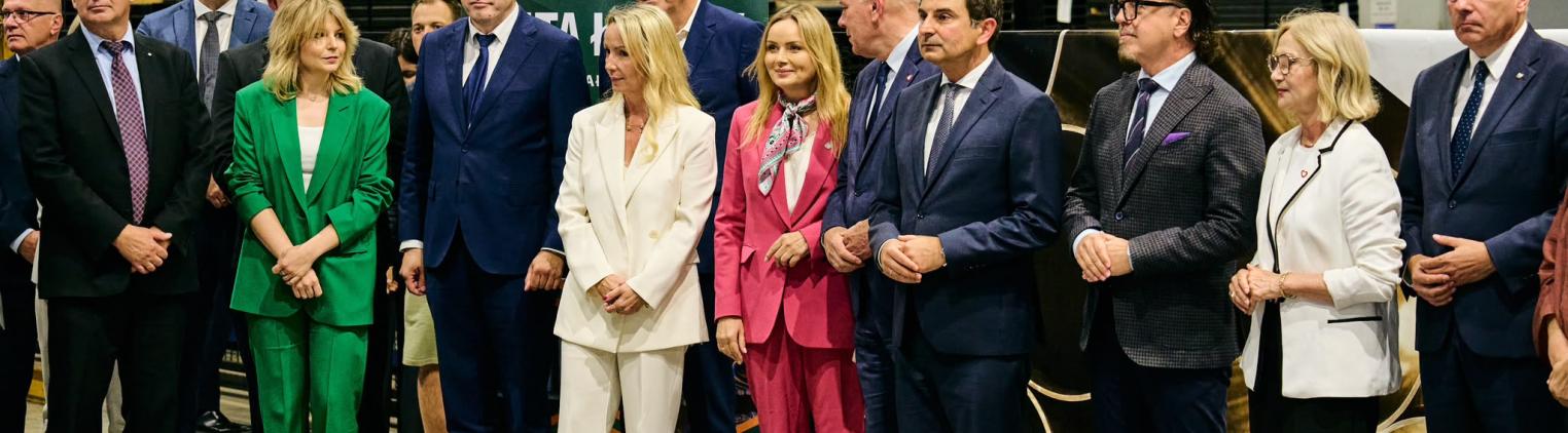 Grupa osób w hucie
